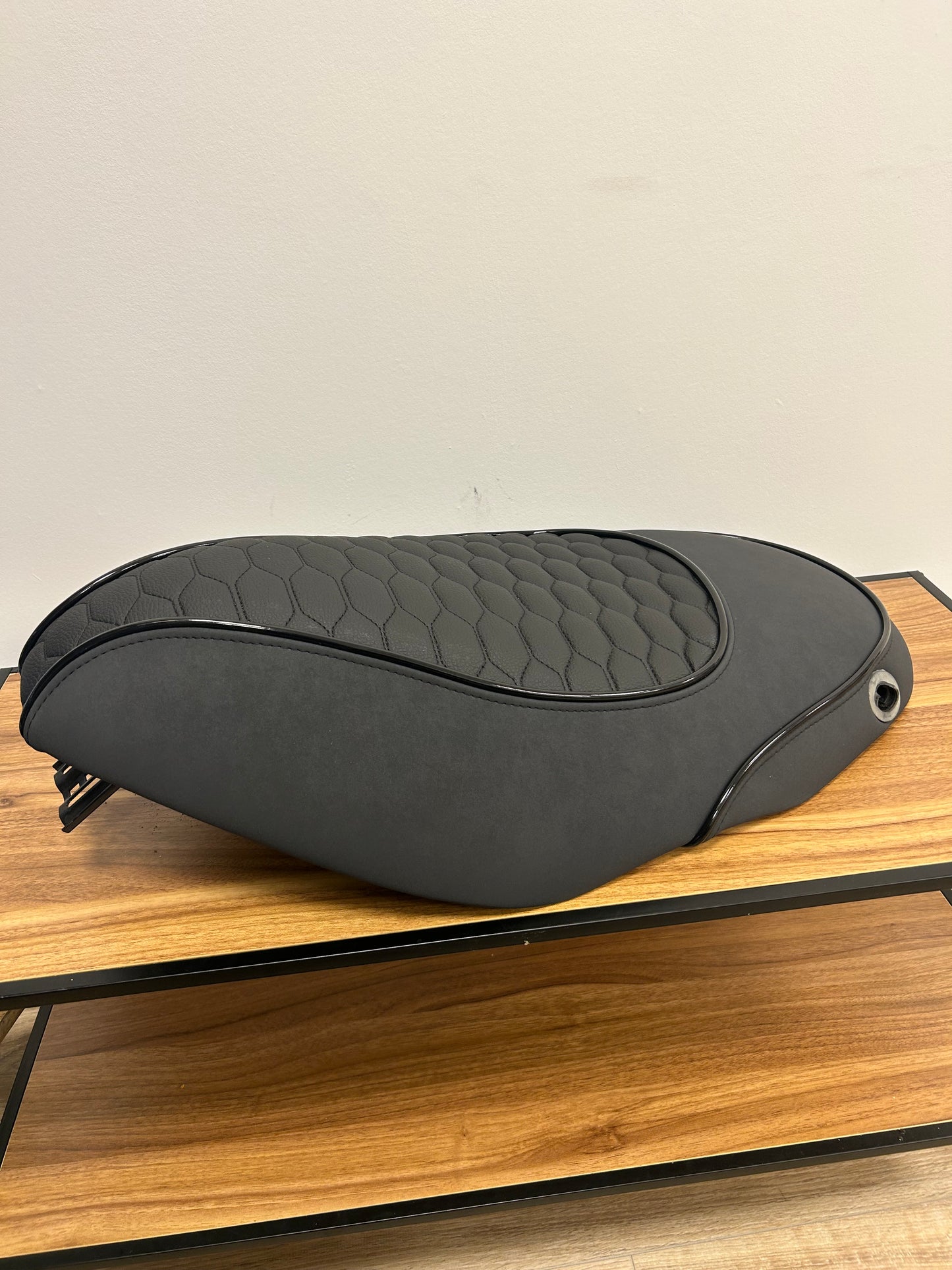 Custom zadel Piaggio Zip | Enkel Seat Leer Zijkant Stof